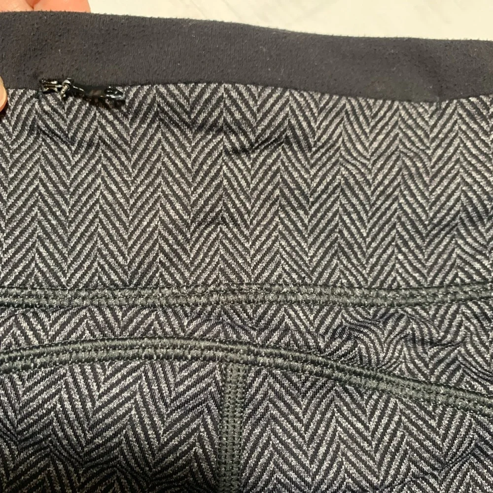 Lululemon Herringbone leggings. Black/gray. Size 8. - Picture 10 of 12